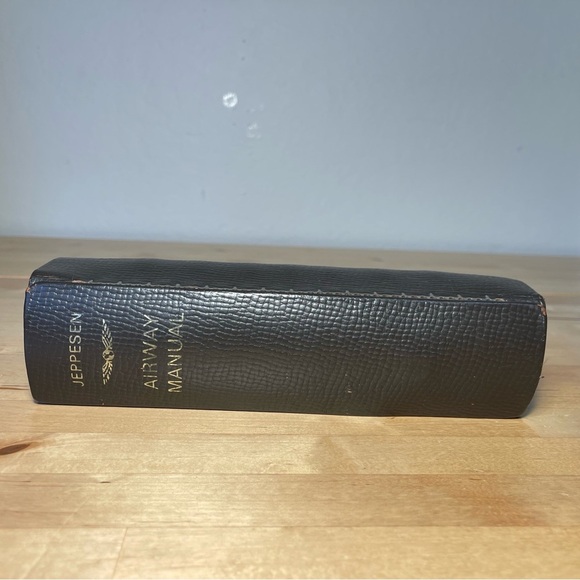 Jeppesen Premium Leather Binder - 2 inch - Picture 5 of 15